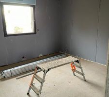 Cloisons en cours à l'étage, ça prend forme!