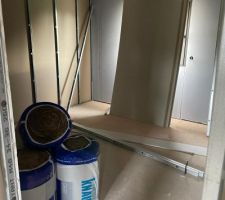 Cloisons en cours à l'étage, ça prend forme!