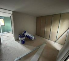 Cloisons en cours à l'étage, ça prend forme!
