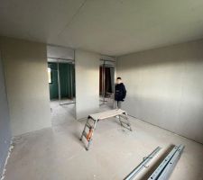 Cloisons en cours à l'étage, ça prend forme!
