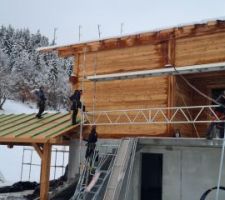 Premières neiges et pose du pare pluie sur abris de voitures et puïs sur chalet