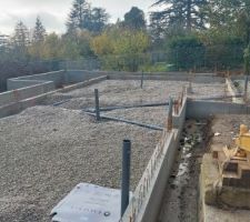 Commencement du sous dallage avec les &eacute;vacuations