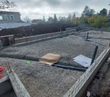 Commencement du sous dallage avec les &eacute;vacuations