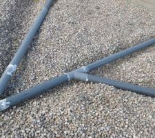 Commencement du sous dallage avec les &eacute;vacuations