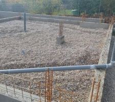 Commencement du sous dallage avec les &eacute;vacuations