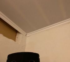 Mise en place des corniches au plafond : probl&egrave;me sur les murs en pierre qui ne sont pas droit et les angles !