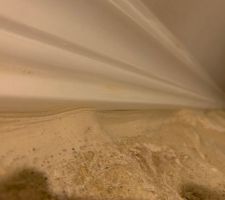 Mise en place des corniches au plafond : MAP pour boucher l?espace entre corniche et mur.