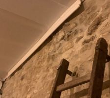 Mise en place des corniches au plafond : probl&egrave;me sur les murs en pierre qui ne sont pas droit !