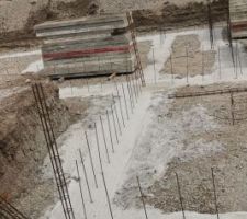 Début des fondations béton coulé en coûrt de séchage