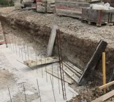 Début des fondations béton coulé en coûrt de séchage