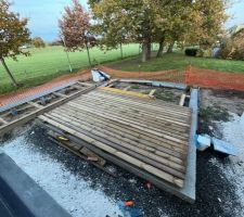 Réalisation d?une terrasse coulissante pour la mini piscine