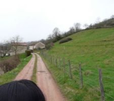 Le terreain se situe sur la droite de la photo, le chemin est communale