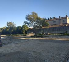 Le terrain depuis les places de parking