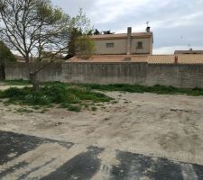 Le terrain nord - sud depuis les places de parking