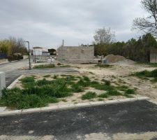 Le terrain ouest - est depuis les places de parking