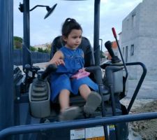 La taille de la pelle... Ma fille aux commandes