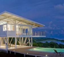 Superbe maison en métal,
plus d'infos ici: http://www.trendir.com/house-design/eco-friendly-beach-house-in-costa-rica.html#more