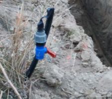 La pelle à arraché l'arrivée d'eau (arrosage du canal)