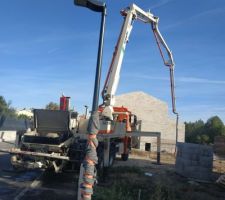 Coulage des semelles de fondations avec la grande grue.