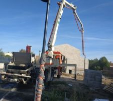Coulage des semelles de fondations avec la grande grue.