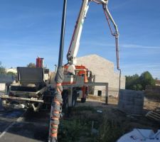 Coulage des semelles de fondations avec la grande grue.