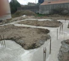 Fondations coulées - en prise sous la pluie