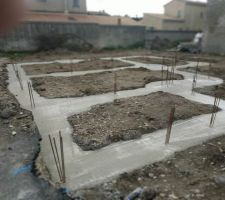 Fondations coulées - en prise sous la pluie