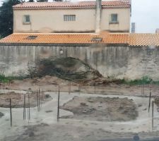 Fondations terminées. (En prise sous la pluie).