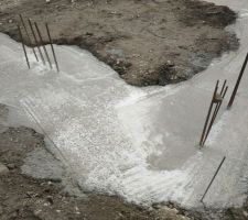 Fondations coulées - en prise sous la pluie