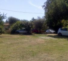 Vue depuis le fond du terrain, vers l'entr&eacute;e.