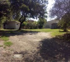 Vue du terrain depuis l'entr&eacute;e, au fond de la gauche vers la droite :
- le pool house
- la piscine
- le potager
- le garage
