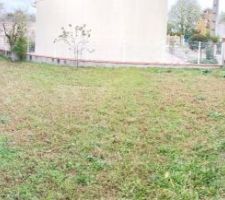 Potager, en mode panoramique, il fait 100m&sup2; au total pour une surface potag&egrave;re exploitable d'environ 50m&sup2;. Sont non visibles, &agrave; gauche la piscine, &agrave; droite le garage.