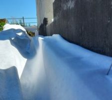 Pose du géotextile côté nord. C'est beau, c'est blanc, c'est propre (pas pour longtemps).
Il est fixé sur l'isolant par des petites pointes juste enfoncées à la main.