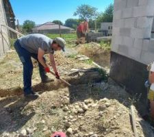 Creusement de la 1ère tranchée entre le garage et la maison. Merci aux amis venu me filer un énorme coup de main (ils ont fait tout le boulot, super bien, et super vite !).