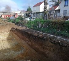 Debut du trou pour notre sous-sol en attente on voit que sur la droite en bordure de terrain que le voisin a fait une fondation et pour l'instant cela bloque Maison.com
