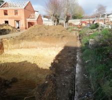 Debut du trou pour notre sous-sol en attente on voit que sur la droite en bordure de terrain que le voisin a fait une fondation et pour l'instant cela bloque Maison.com