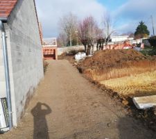 Le lot arri&egrave;re a enfin fait son chemin de terrassement qui va probablement poser probl&egrave;mes avec le lot qui est sur la gauche car ils ont tass&eacute;s de la terre contre le mur du voisin sur une hauteur non &eacute;tanch&eacute;ifi&eacute;.