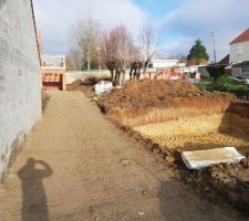 Le lot arri&egrave;re a enfin fait son chemin de terrassement qui va probablement poser probl&egrave;mes avec le lot qui est sur la gauche car ils ont tass&eacute;s de la terre contre le mur du voisin sur une hauteur non &eacute;tanch&eacute;ifi&eacute;.