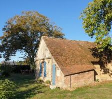 Toiture en tuiles anciennes, 2 pièces en RDC, combles aménageables