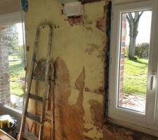 Un lambris enfermait le mur de terre. Retrait...