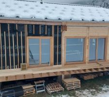 Bardage façade sud en cours : habillage entre solives du balcon fini, plancher provisoire du balcon fini