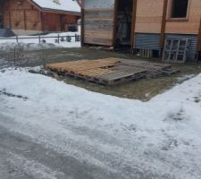 Préparation des palettes pour stocker la paille