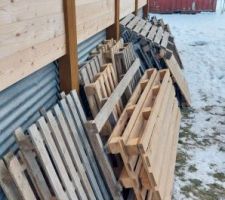 Préparation des palettes pour stocker la paille