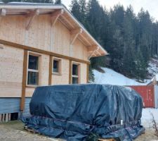 La bâche sur le tas de bottes de paille