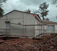 Début de l'enduit frotassé blanc de la cote , esperons que le temp reste de la partie !!!