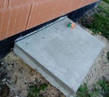 Voici la dalle prévue pour recevoir la PAC . Comme je l'avais signalé !!! Elle s'est affaissée et décalée du mur