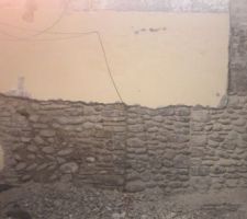 Piquage des murs enduits au plâtre et ciment.
Mise à nu des pierres, creusage des joints.