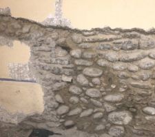 Piquage des murs enduits au pl&acirc;tre et ciment.
Mise &agrave; nu des pierres, creusage des joints.