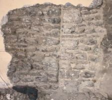 Piquage des murs enduits au pl&acirc;tre et ciment.
Mise &agrave; nu des pierres, creusage des joints.