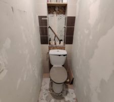 Retrait de l'ancien carrelage et on vire le WC Antique